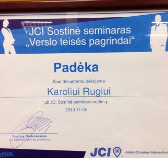 Advokatai nuolat privalo kelti kvalifikacija. Lietuvos advokatūra organizuoja seminarus ir advokatui privalu bent trijuose per metus sudalyvauti. Aš vidutiniškai per metus dalyvauju šešiuose seminaruose. Aišku, labai didelių naujienų neišgirsti, bet bent keletą naujesnių aspektų vis sužinai ir taip tobulėji. Kas įdomiausia, tai daugiausiai naudos davė, ne dalyvavimas daugelyje kitų, o vieno seminaro vedimas.