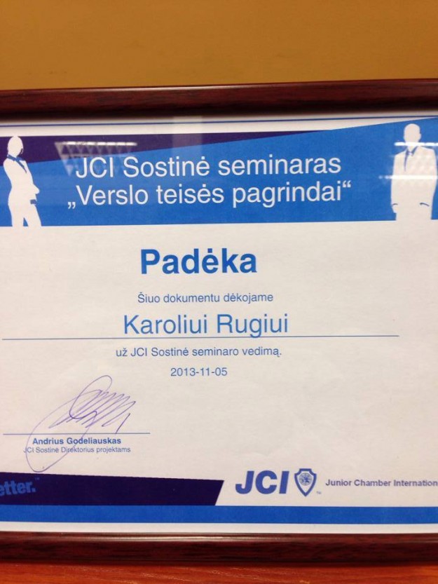 Advokatai nuolat privalo kelti kvalifikacija. Lietuvos advokatūra organizuoja seminarus ir advokatui privalu bent trijuose per metus sudalyvauti. Aš vidutiniškai per metus dalyvauju šešiuose seminaruose. Aišku, labai didelių naujienų neišgirsti, bet bent keletą naujesnių aspektų vis sužinai ir taip tobulėji. Kas įdomiausia, tai daugiausiai naudos davė, ne dalyvavimas daugelyje kitų, o vieno seminaro vedimas.